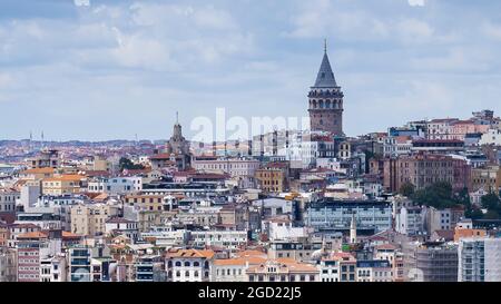 Türkei Istanbul 28.07.21Stadtbild eines Teils der Stadt Istanbul mit Häusern und Galata-Turm bei Sonnenuntergang am Hafen Eminönü. Stockfoto