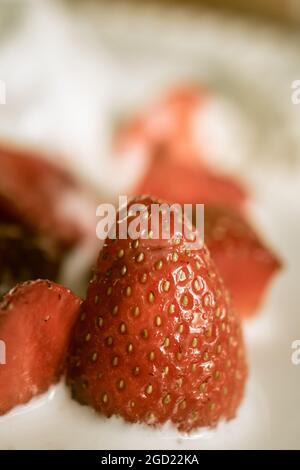 Eine Nahaufnahme in satter Farbe von Erdbeeren und Eis. Stockfoto
