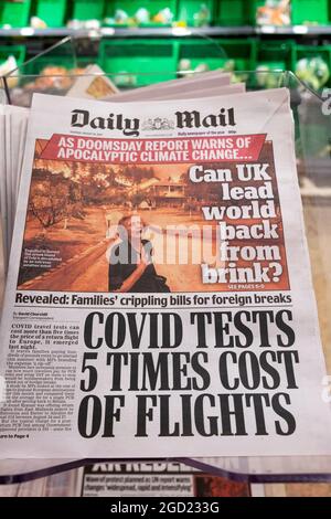 „Covid testet 5-fache Flugkosten“ und Klimawandel „kann Großbritannien die Welt vom Abgrund zurückführen?“ Daily Mail Zeitung Schlagzeile Titelseite 2021 London UK Stockfoto