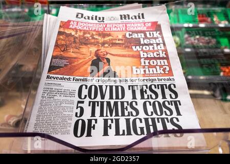 „Covid testet 5-fache Flugkosten“ und Klimawandel „kann Großbritannien die Welt vom Abgrund zurückführen?“ Daily Mail Zeitung Schlagzeile Titelseite 2021 London UK Stockfoto