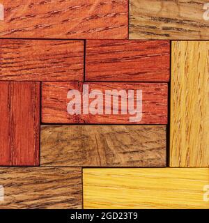 Farbenfroher Hintergrund von farbigen bemalten Holzplanken in verschiedenen Farben, Oberflächenstruktur Stockfoto