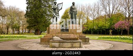 Pontypridd, Wales - April 2021: Panoramablick auf Statuen im Ynysangharad Park. Sie gedenken der Komponisten Evan James und James James, Stockfoto