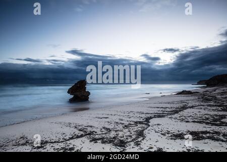 Der idyllische Number Sixteen Beach mit einem ankommenden Sturm in der Abenddämmerung in Rye, Victoria, Australien Stockfoto