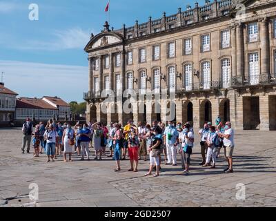 SANTIAGO de COMPOSTELA, SPANIEN - 13. September 2020: Touristen fotografieren die Kathedrale auf dem Obradoiro-Platz in der Stadt Santiago de Compostela Stockfoto