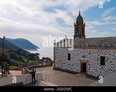 SAN ANDRES DE TEIXIDO, SPANIEN - 13. September 2020: Touristen in der Nähe des San Andres De Teixido-Heiligtums in Cedeira, Galizien, Spanien. Stockfoto