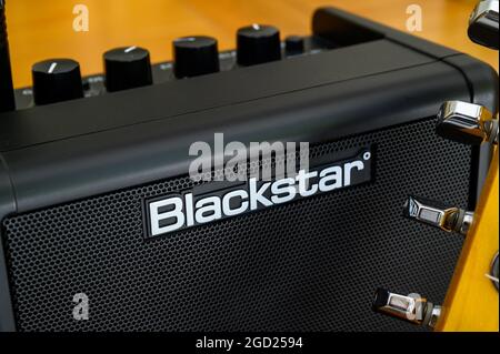 Nahaufnahme von Blackstar Fly 3 Watt Mini Amp, einem tragbaren Verstärker für E-Gitarre. Stockfoto