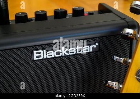 Nahaufnahme von Blackstar Fly 3 Watt Mini Amp, einem tragbaren Verstärker für E-Gitarre. Stockfoto