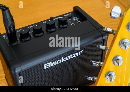 Nahaufnahme von Blackstar Fly 3 Watt Mini Amp, einem tragbaren Verstärker für E-Gitarre. Stockfoto