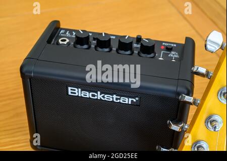 Nahaufnahme von Blackstar Fly 3 Watt Mini Amp, einem tragbaren Verstärker für E-Gitarre. Stockfoto