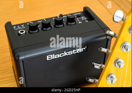 Nahaufnahme von Blackstar Fly 3 Watt Mini Amp, einem tragbaren Verstärker für E-Gitarre. Stockfoto