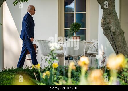 Washington, Usa. August 2021. US-Präsident Joe Biden kehrt aus Wilmington, Delaware, zurück und geht am 10. August 2021 zum Oval Office des Weißen Hauses in Washington DC. Foto von Ken Cedeno/Sipa USA Credit: SIPA USA/Alamy Live News Stockfoto