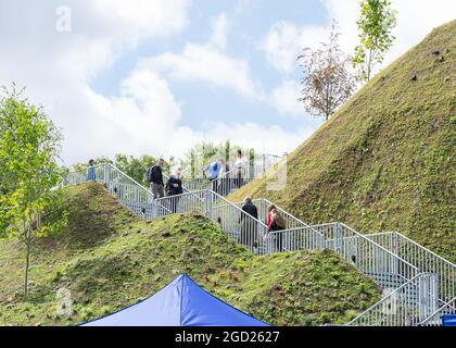 Der Marble Arch Mound, Londons neue Touristenattraktion. Eine von einem Mann gemachte, mit Bäumen und Gras bedeckte Hügelstruktur mit einer Aussichtsplattform oben. Stockfoto