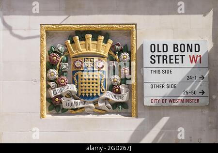 Old Bond Street Schild an einem sonnigen Tag. London - 10. August 2021 Stockfoto