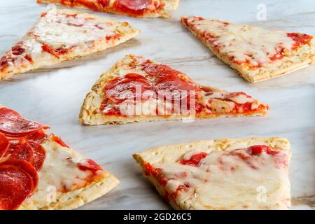 Pizzascheiben im New Yorker Stil auf einem Küchentisch aus Marmor Stockfoto