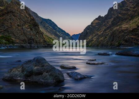 Abenddämmerung auf dem Snake River im Hells Canyon, von unserem ROW Adventures Campingplatz. Stockfoto