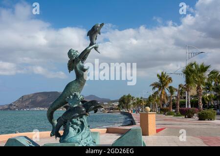 Meerjungfrau und Delfinskulptur auf der Malecon in La Paz, Baja California Sur, Mexiko. Stockfoto