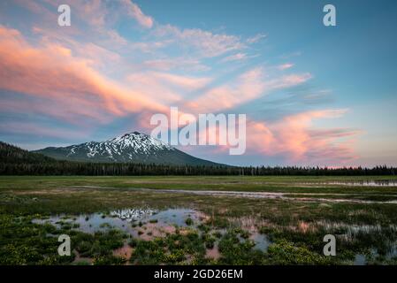 Mount Bachelor und Sparks Lake Feuchtgebiete, Cascade Mountains, Oregon. Stockfoto