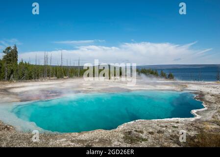 Abyss Pool heiße Quelle im West Thumb Geyser Basin des Yellowstone National Park, Wyoming, USA. Stockfoto