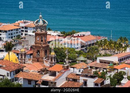 Kathedrale von Guadalupe und der platz in der Innenstadt von Puerto Vallarta, Jalisco, Mexiko. Stockfoto