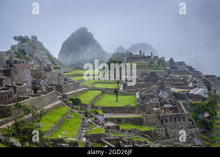 Machu Picchu, Peru, an einem regnerischen Tag. Stockfoto