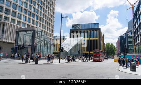 Tottenham Court Road U-Bahnstation mit Center Point und dem Outernet Global Gebäude im Hintergrund an einem sonnigen Tag. London Stockfoto