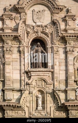 Architektonische Details und Statuen an der Fassade der Catedral de Lima, der römisch-katholischen Kathedrale auf der Plaza Mayor in Lima, Peru. Stockfoto