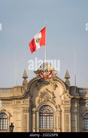 Flagge Perus auf dem Palacio de Gobierno (Regierungspalast) in Lima, Peru. Stockfoto
