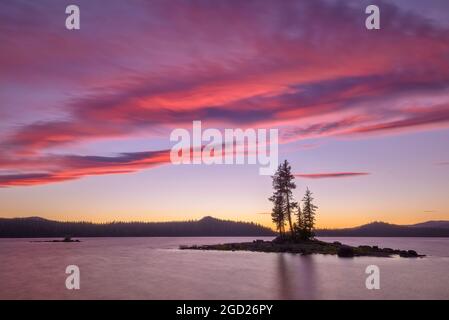 Sonnenuntergang am Waldo Lake, Cascade Mountains, Oregon. Stockfoto