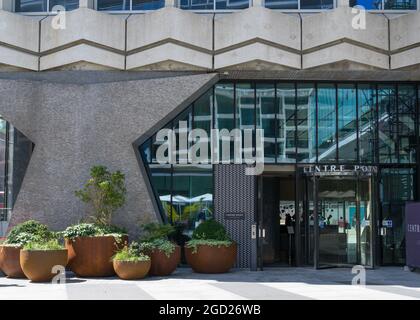Der Haupteingang zum Center Point Tower an der Tottenham Court Road. London - 10. August 2021 Stockfoto