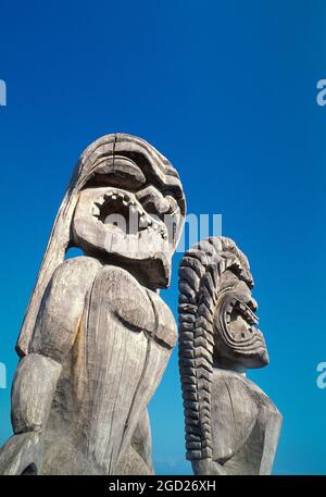 Geschnitzte hölzerne Federgottes Pu'uhonua O Honaunau National Historical Park, South Kona, Insel von Hawaii. Stockfoto