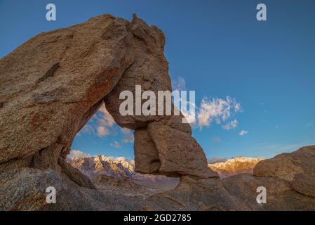 Boot Arch und Lone Pine Peak, Alabama Hills Recreation Area, östlichen Berge der Sierra Nevada, Kalifornien. Stockfoto