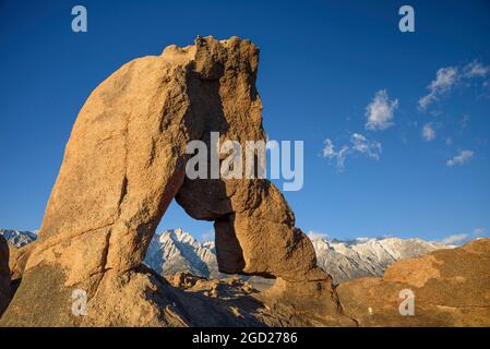 Boot Arch und Lone Pine Peak, Alabama Hills Recreation Area, östlichen Berge der Sierra Nevada, Kalifornien. Stockfoto