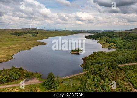 Schottisches loch mit Windturbinen am Horizont mit Blick auf den loch Stockfoto