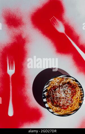 Italienische Spaghetti und Fleischbällchen in Marinara-Sauce mit abstrakter Farbspritzgabel Stockfoto