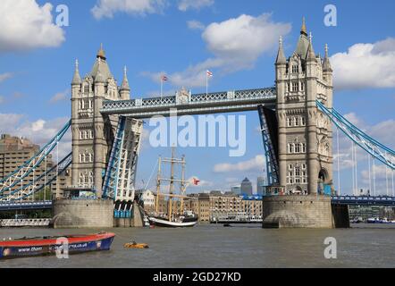 London, Großbritannien, 10. August 2021. Nachdem die Tower Bridge am Vortag 12 Stunden lang mit einem Fehler in der offenen Tür festgefahren war, öffnete und schloss sie sicher, als der Pelican von London, ein hohes, Square Rigger Schiff, durch das segelte. Das Schiff war in London, um im Rahmen eines Charity-Projekts ihre nächste Crew junger Auszubildender zu sammeln. Monica Wells/Alamy Live News Stockfoto
