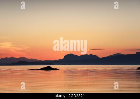 Sonnenaufgang über dem Berg Suilven von Mellon Udrigle, NW Highlands, Schottland, Großbritannien aus gesehen Stockfoto