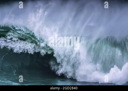 Eine wilde Welle bricht am Cribbar Reef vor Towan Head in Newquay in Cornwall. Stockfoto