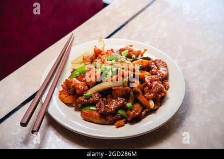 Köstliches authentisches japanisches Teriyaki-Huhn im Buffetrestaurant Stockfoto