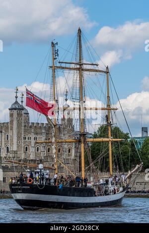 London, Großbritannien. August 2021. Sie dreht sich vor dem Turm. Das große Schiff, der „Pelican of London“, fährt durch die Tower Bridge. Sie ist einzigartig unter den Square Riggers. Ihre Rumpfform wurde von den französischen Elite-Clippern des späten 19. Jahrhunderts abgeleitet, mit einem Längen-zu-Breiten-Verhältnis von 5:1, einem ausgestellten Bug, feinem Einstieg und Lauf. Kredit: Guy Bell/Alamy Live Nachrichten Stockfoto