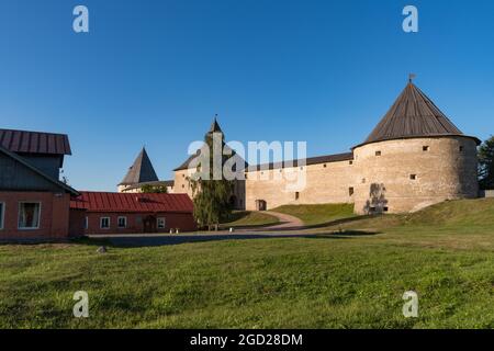 Gate Tower und Klimentovskaya Turm der alten mittelalterlichen Ladoga Festung in Russland Stockfoto