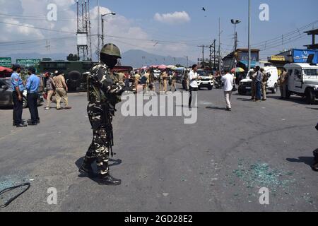 Srinagar. August 2021. Bei Amira Kadal in Srinagar fand ein Granatangriff auf Sicherheitskräfte statt. Stockfoto