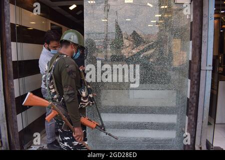 Srinagar. August 2021. Bei Amira Kadal in Srinagar fand ein Granatangriff auf Sicherheitskräfte statt. Stockfoto