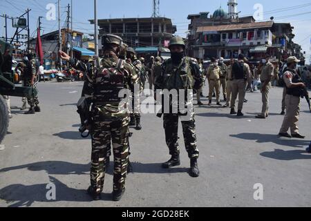 Srinagar. August 2021. Bei Amira Kadal in Srinagar fand ein Granatangriff auf Sicherheitskräfte statt. Stockfoto