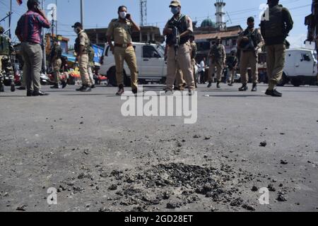 Srinagar. August 2021. Bei Amira Kadal in Srinagar fand ein Granatangriff auf Sicherheitskräfte statt. Stockfoto