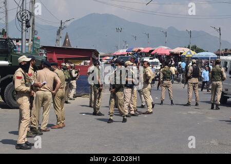 Srinagar. August 2021. Bei Amira Kadal in Srinagar fand ein Granatangriff auf Sicherheitskräfte statt. Stockfoto