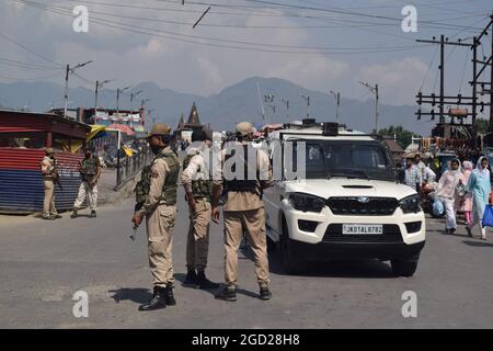 Srinagar. August 2021. Bei Amira Kadal in Srinagar fand ein Granatangriff auf Sicherheitskräfte statt. Stockfoto