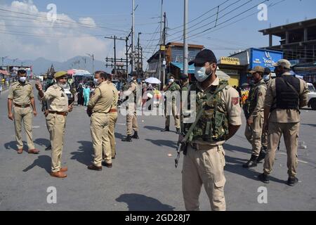 Srinagar. August 2021. Bei Amira Kadal in Srinagar fand ein Granatangriff auf Sicherheitskräfte statt. Stockfoto