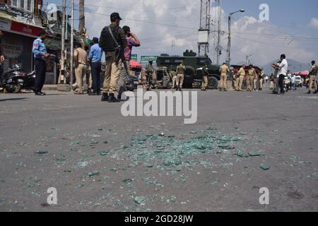 Srinagar. August 2021. Bei Amira Kadal in Srinagar fand ein Granatangriff auf Sicherheitskräfte statt. Stockfoto