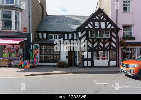 Die Tudor Rose eines der ältesten Häuser Großbritanniens, erbaut um 1400 in der Castle Street in Beaumaris Anglesey Stockfoto