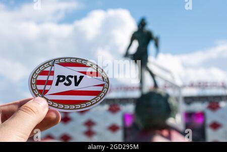 14. Juni 2021 Eindhoven, Niederlande. Das Emblem des Fußballvereins PSV Eindhoven vor dem Hintergrund eines modernen Stadions. Stockfoto